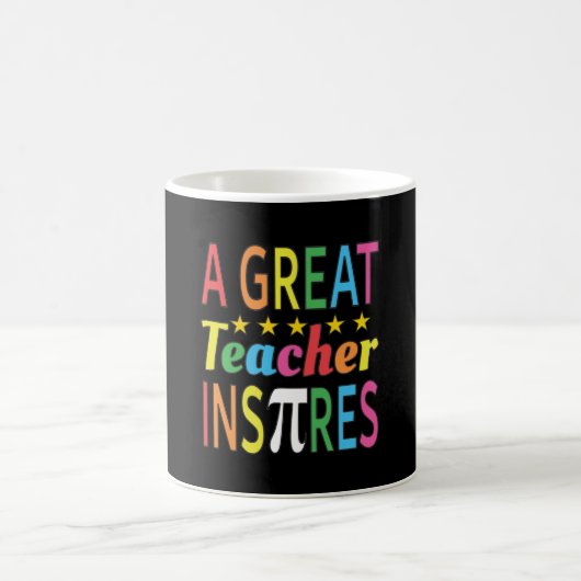 Mug 3.14 Un grand enseignant inspire un jeu de mots am (Centre)