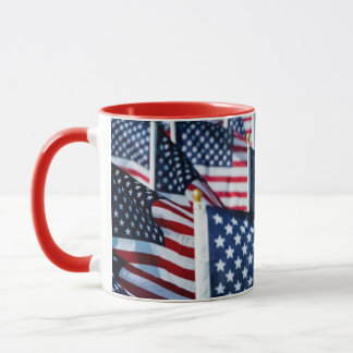 Mug 400 drapeaux ondulant fièrement dans un domaine