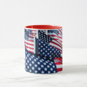 Mug 400 drapeaux ondulant fièrement dans un domaine (Centre)