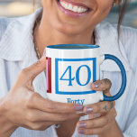 Mug 40ème anniversaire mignon (Peace Love)<br><div class="desc">Peace Love Quarty. Un joli signe de paix,  coeur,  et le numéro 40 en bleu magnifique pour une fête de quarantième anniversaire ou un joli cadeau de 40ème anniversaire.</div>