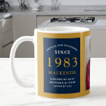 Mug 40th Birthday 1983 Blue Gold Ajouter Nom Photo<br><div class="desc">Célébrez cette étape spéciale avec une tasse personnalisée qui célèbre votre 40 ans préféré ! Notre tasse de 40e anniversaire est la façon parfaite de montrer votre gratitude et votre appréciation. La tasse présente un design bleu et or intemporel, ainsi qu'une photo préférée de votre personne spéciale. C'est un moyen...</div>