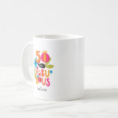 Mug 50 et fabuleux 50e anniversaire Whimsical Letterin (Devant gauche)