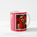 Mug 50 et Fabulous Photo Name Red 50th Birthday Red W<br><div class="desc">Personnalisez cette tasse à café de 50e anniversaire avec sa photo d'un côté et son nom de l'autre. Pois rouges et blancs. Célébrez ses 50 ans et son fabuleux thème de typographie et un ballon de coeur coloré. Un design moderne, ludique et élégant. La police de style de script et...</div>