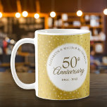 Mug 50e anniversaire Mariage Gold Coeurs d'huile Confe<br><div class="desc">Doté d'un délicat confetti de coeur doré sur un arrière - plan de feuille d'or. Personnalisez avec vos cinquante ans spéciaux d'information d'anniversaire d'or en lettres d'or chic. Conçu par Thisisnotme©</div>