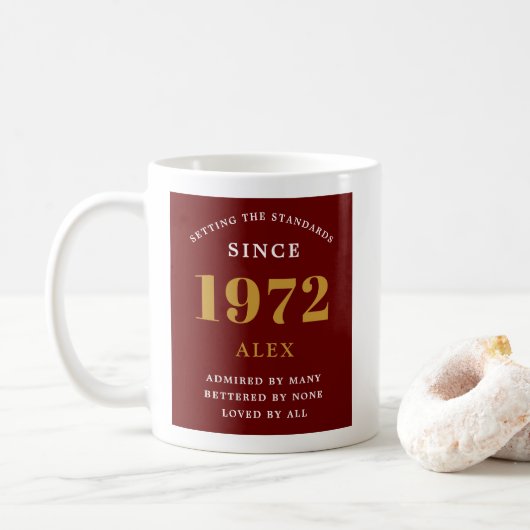 Mug 50e anniversaire Nom 1972 Red Gold Elegant Chic (Avec donut)