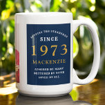 Mug 50th Birthday 1973 Blue Gold Ajouter Nom Photo Gra<br><div class="desc">Une grande tasse photo bleue et or pour ces personnes spéciales. Customisez facilement le texte et la photo en utilisant le modèle fourni. Une partie de la gamme de normes d'établissement.</div>