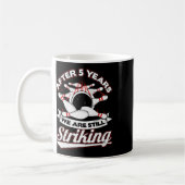 Mug 5e Mariage Anniversaire de bowling frappant 5 ans  (Gauche)