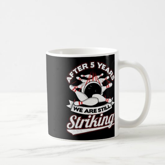 Mug 5e Mariage Anniversaire de bowling frappant 5 ans  (Droite)
