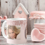 Mug 60th birthday photo rose gold glitter pink balloon<br><div class="desc">Un cadeau pour 60e anniversaire. Un arrière - plan rose vif décoré d'élégantes gouttes de parties scintillant couleur or rose,  la peinture goutte à goutte. Personnalisez et ajoutez votre propre photo de la fille d'anniversaire. Le numéro 60 est écrit avec une police de style montgolfière tendance.</div>