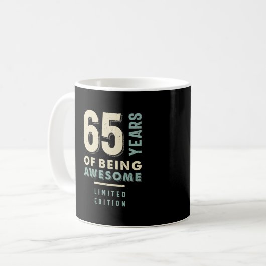 Mug 65 ans d'être génial - 65e anniversaire (Devant gauche)