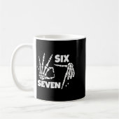 Mug 6 7 Meme Funny Skeleton Hands Halloween Couples Si (Gauche)