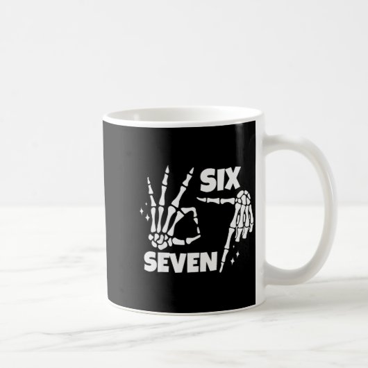 Mug 6 7 Meme Funny Skeleton Hands Halloween Couples Si (Droite)