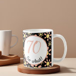 Mug 70 alors quel Funny Flower Motif 70e anniversaire<br><div class="desc">70 alors ce Funny Flower Motif 70th Birthday Coffee Mug. La tasse est accompagnée d'un motif de fleurs rose et jaune sur un arrière - plan noir et est parfaite pour quelqu'un qui fête le 70ème anniversaire. Il est livré avec une citation drôle et inspirante 70 alors quoi, et est...</div>