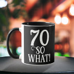 Mug 70 Alors, quelle citation drôle 70e anniversaire N<br><div class="desc">70 Alors, ce que Drôle Cite 70e Anniversaire Mug Noir. La typographie blanche moderne sur un arrière - plan noir. Une excellente idée cadeau pour quelqu'un célébrant le 70e anniversaire. Il vient avec une citation drôle I`m 70 alors quoi et est parfait pour une personne avec un sens de l'humour....</div>