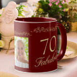 Mug 70 et fabuleux ornement rouge 70e anniversaire Pho<br><div class="desc">Elégant rouge 70 et fabuleux ornement 70e anniversaire Photo Mug. 70 et texte fabuleux en écriture dorée tendance et un ornement élégant sur un arrière - plan rouge foncé. Personnalisez-le avec votre nom,  votre âge et votre photo et faites une tasse d'anniversaire personnalisée et élégante.</div>