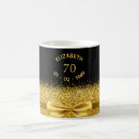 Mug 70e anniversaire d'or d'arc noir nom étincelant âg<br><div class="desc">Élégant, classique, glamour et féminin. Un faux arc et ruban de couleur or avec parties scintillant dorée et étincelant, un peu de bling et de luxe pour un cadeau ou une tenue de 70e anniversaire. arrière - plan noir. Modèles pour son nom, 70 ans et la date de naissance. Texte...</div>