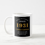 Mug 90th Birthday Standards 1931 Ajouter votre nom Noi<br><div class="desc">90 ans,  né en 1931 dans une tasse à café bleue. customisez facilement le texte à l'avant et à l'arrière de cette tasse de café d'anniversaire en utilisant le modèle fourni. Une partie de la gamme de normes de fixation des dessins et modèles.</div>