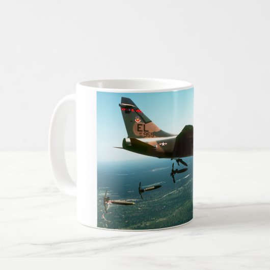 MUG A-7D CORSAIR II (Devant gauche)