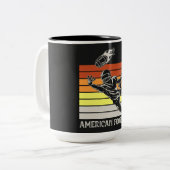 Mug à café à deux tons de football américain (Devant gauche)