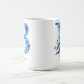Mug à café bleu floral monogrammé de 15 oz (Centre)