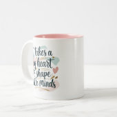 Mug à café pour enseignant – Il faut un grand cœur (Devant gauche)