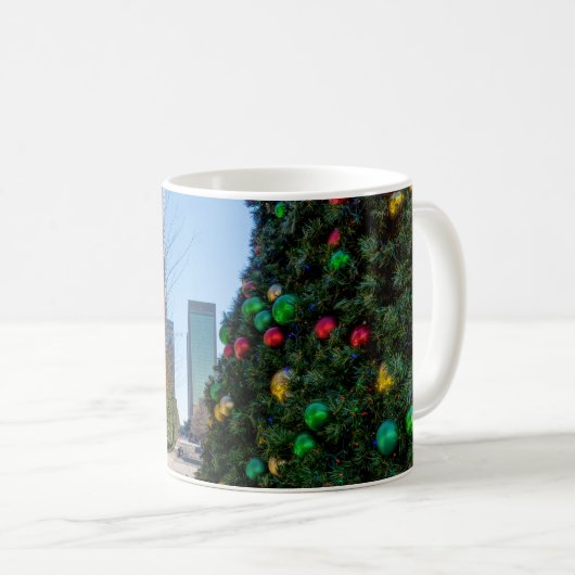 Mug A Côté De L'Arbre De Noël De Dallas (Devant droit)