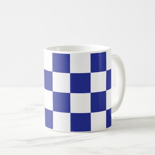Mug à damiers bleu et blanc (Devant droit)
