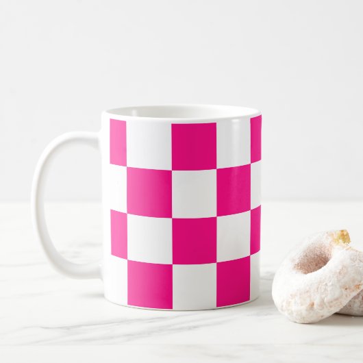 Mug à damiers carré chaud rose blanc rétro géométrique (Avec donut)