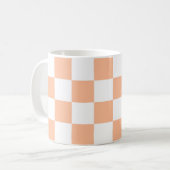 Mug à damiers carré pêche orange blanc géométrique (Devant gauche)