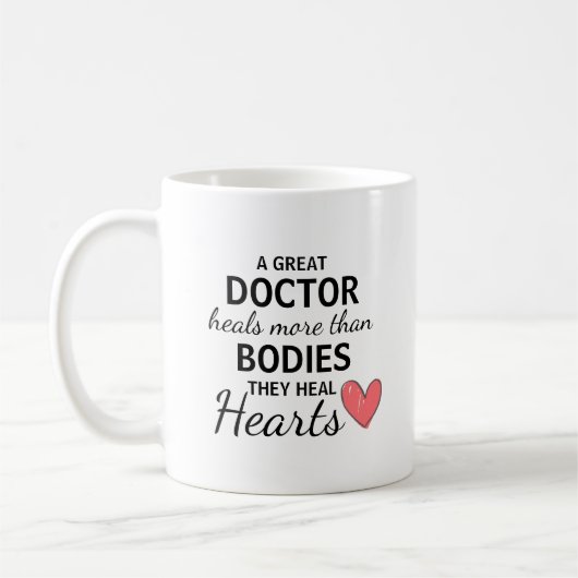 Mug A Great Doctor Heals Hearts Personalized (Gauche)