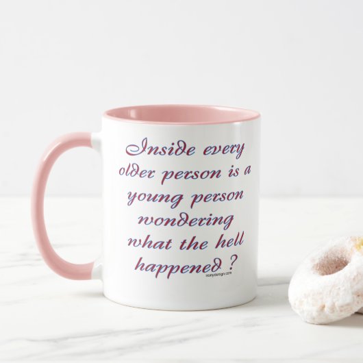 Mug À l'intérieur de chaque dire de personne plus âgée (Avec donut)