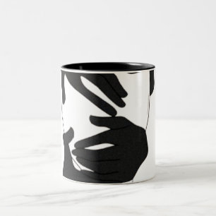 Mug à mains en noir et blanc abstrait