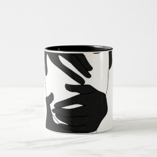 Mug à mains en noir et blanc abstrait (Centre)