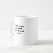 Mug À mon âge vous biseautez juste la confiance un pet (Devant gauche)