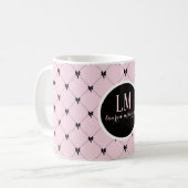 Mug à monogramme rose et noir avec nœud papillon e (Devant gauche)