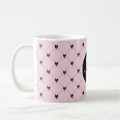 Mug à monogramme rose et noir avec nœud papillon e (Gauche)