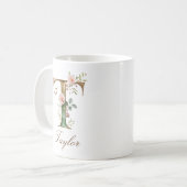 Mug à monogramme T floral or élégant (Devant gauche)