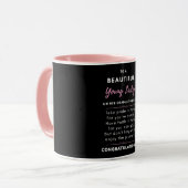 Mug À Une Belle Jeune Dame Le Jour De Son Diplôme (Devant gauche)