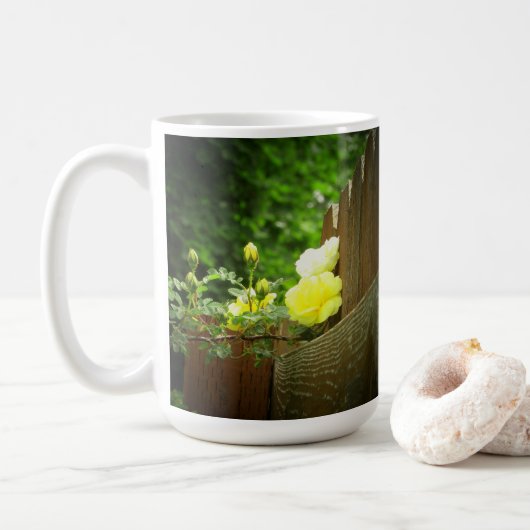 Mug Abeille de miel pollinisant la haie de rose jaune (Avec donut)