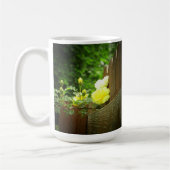 Mug Abeille de miel pollinisant la haie de rose jaune (Gauche)