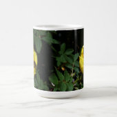 Mug Abeille de miel pollinisant le rose jaune (Centre)