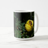 Mug Abeille de miel pollinisant le rose jaune (Devant droit)