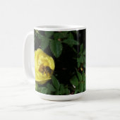 Mug Abeille de miel pollinisant le rose jaune (Devant gauche)
