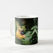 Mug Abeille noire sur la fleur de vigne de la trompett (Devant gauche)