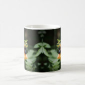 Mug Abeille noire sur la fleur de vigne de la trompett (Centre)