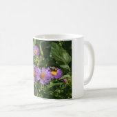 Mug Abeilles travaillant sur des fleurs d'aster (Devant droit)