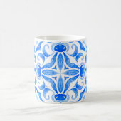 Mug Abstrait bleu et blanc dessiné à la main sans cout (Centre)