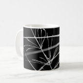 Mug Abstrait de la nature noire et blanche (Devant gauche)