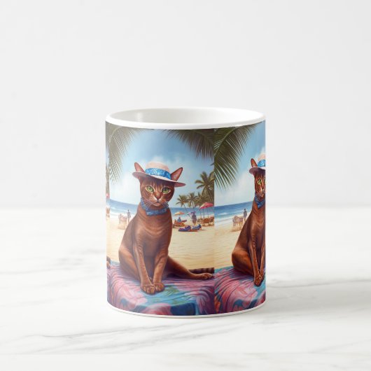 Mug Abyssinian cat on Beach, cadeau d'été pour amoureu (Centre)