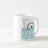 Mug Adorable Chien Poméranien blanc couché dans un lit (Devant droit)